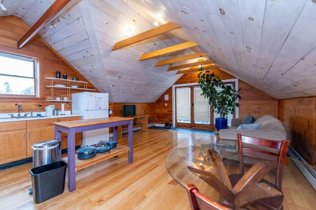 Bright And Cozy Treehouse Apartment Бърлингтън Екстериор снимка