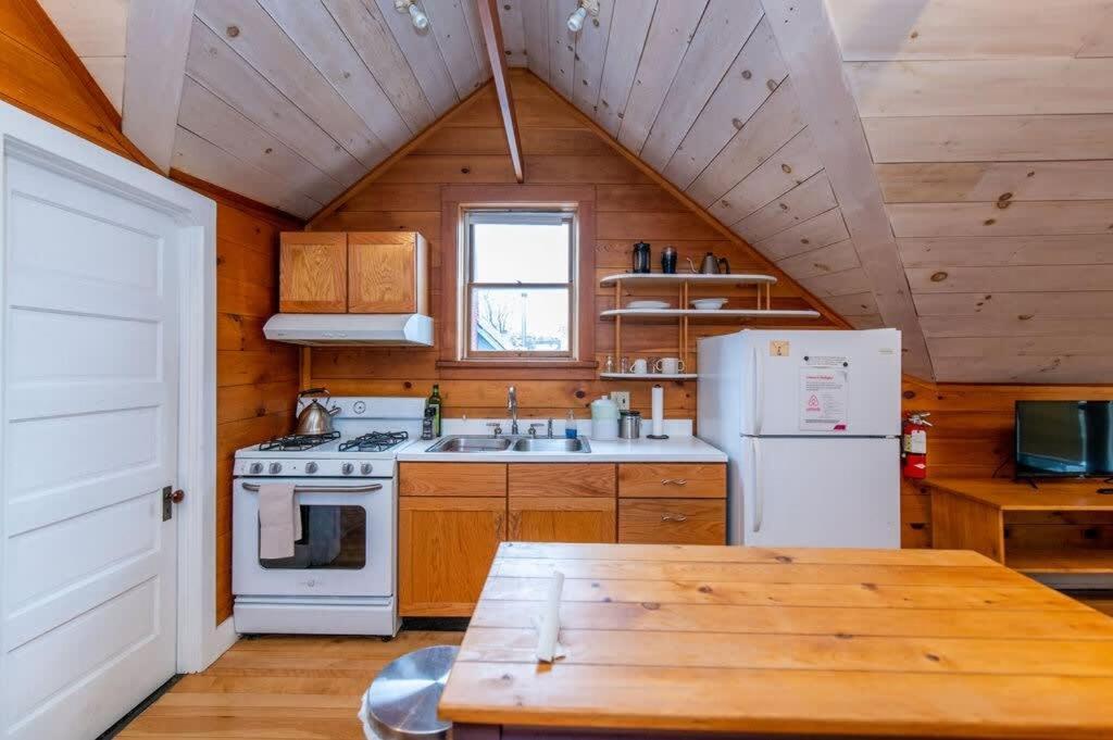 Bright And Cozy Treehouse Apartment Бърлингтън Екстериор снимка