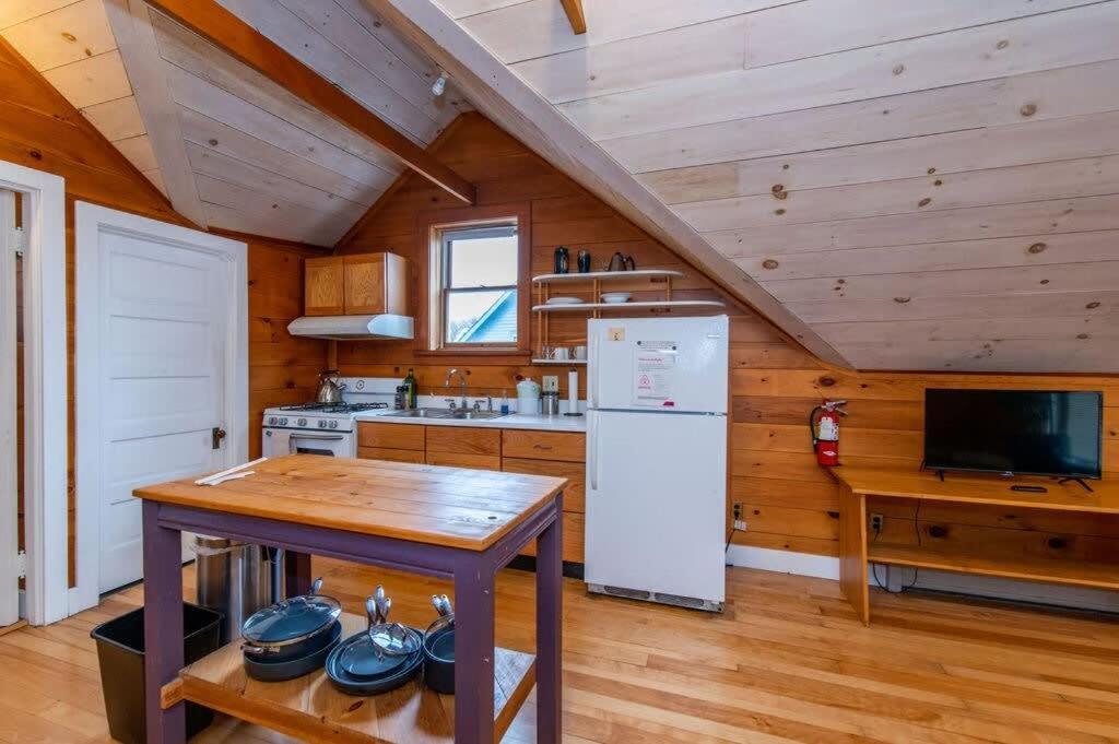 Bright And Cozy Treehouse Apartment Бърлингтън Екстериор снимка